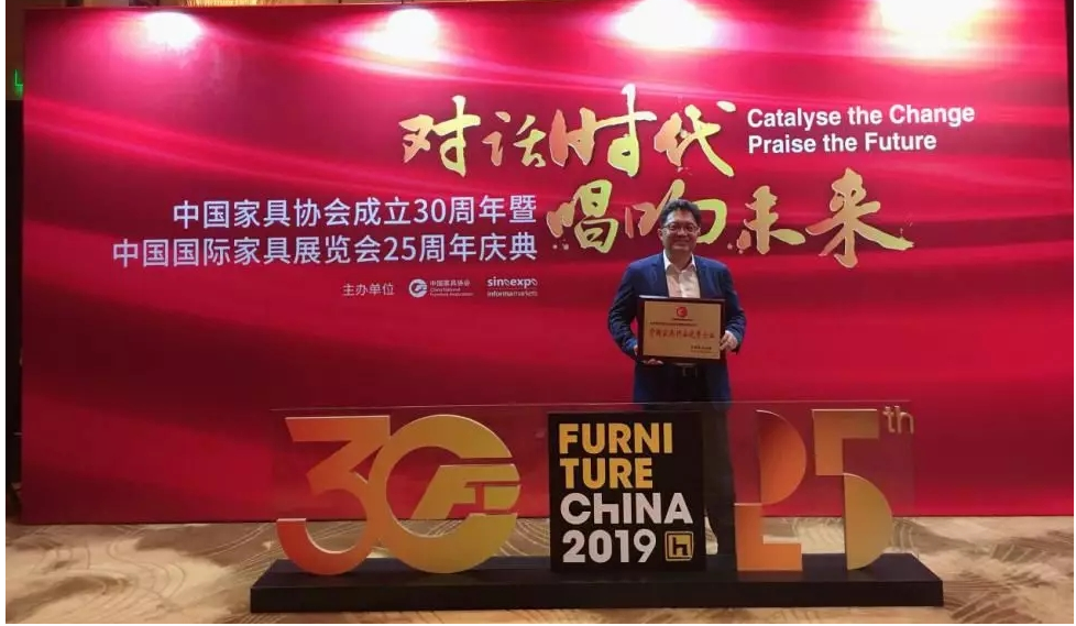 專業(yè)鑄就榮譽(yù)|熱烈祝賀中國魯班大學(xué)·國富縱橫榮獲中國家具行業(yè)優(yōu)秀企業(yè)榮譽(yù)獎項